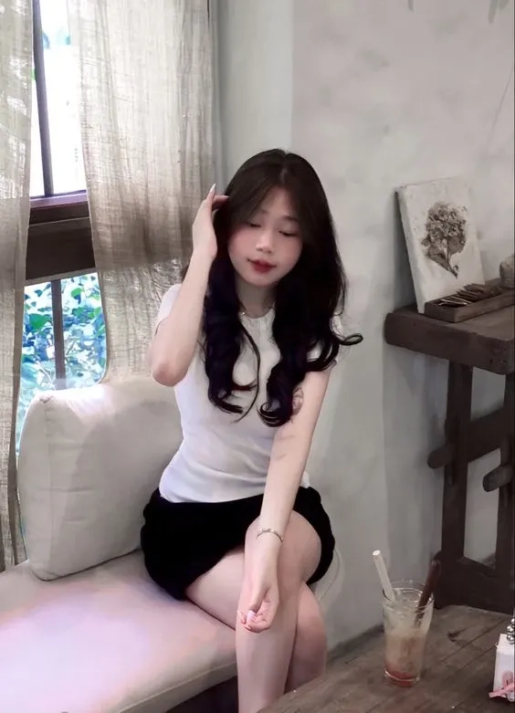 Ảnh gái mặc quần ngắn với áo hoodie thể hiện sự trẻ trung và cá tính năng động