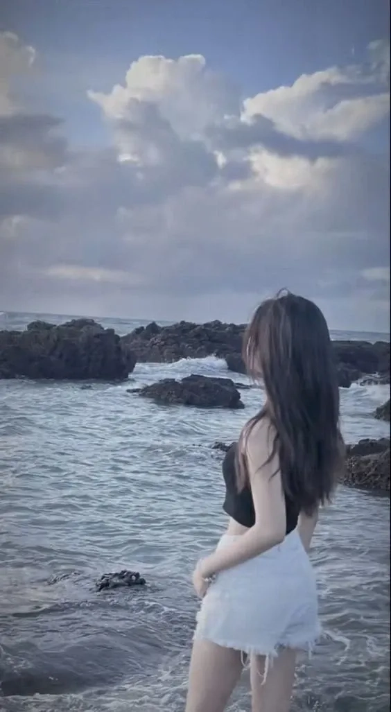 Ảnh gái mặc quần ngắn với áo phông in hình tạo cảm giác tươi mới đầy nổi bật