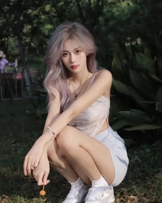 Ảnh gái mặc quần ngắn với giày combat thể hiện sự mạnh mẽ đầy cuốn hút