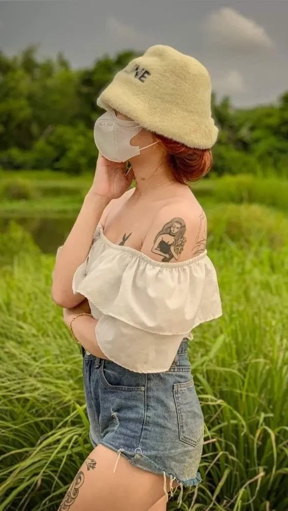 Ảnh gái mặc quần ngắn với kính mắt tròn thể hiện nét đẹp hiện đại và cuốn hút