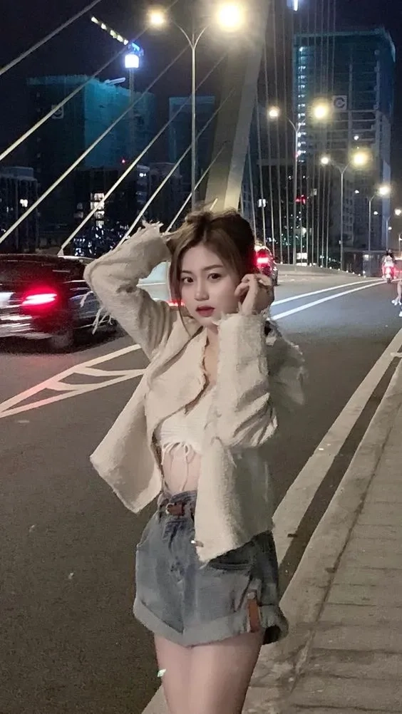 Ảnh gái mặc quần ngắn với khăn quàng cổ mang phong cách thanh lịch duyên dáng