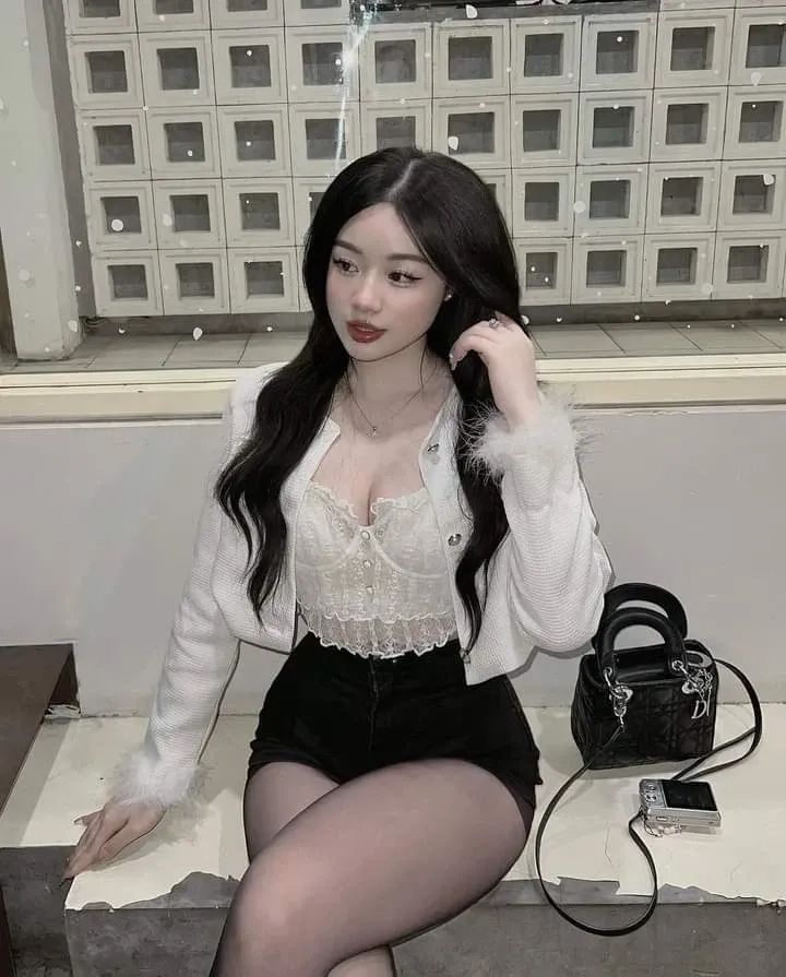 Ảnh gái mặc quần ngắn với áo khoác làm nổi bật sự năng động và cá tính