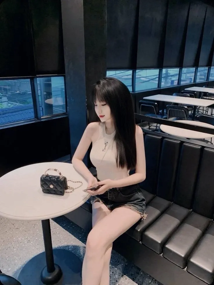 Ảnh gái mặc quần ngắn với giày cao gót tôn lên vẻ đẹp sang trọng quyến rũ