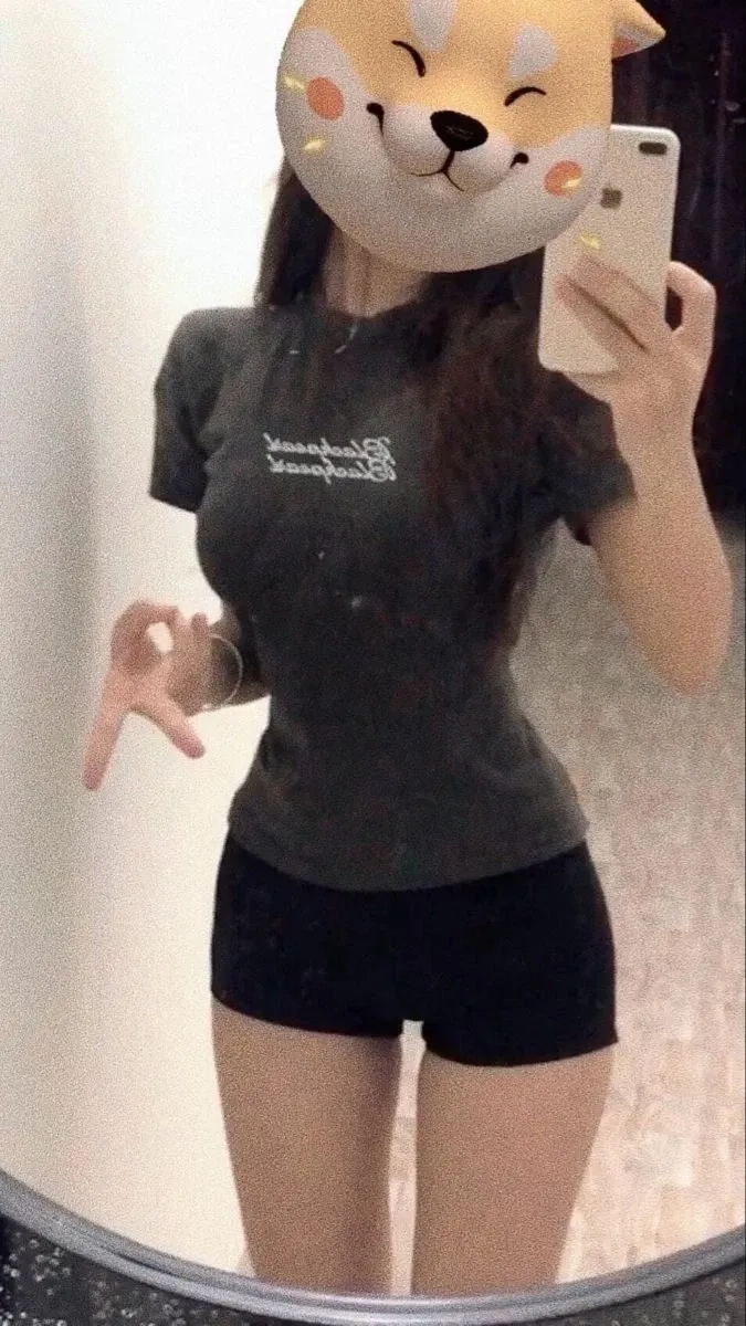 Ảnh gái mặc quần short phối đồ tạo nên phong cách nổi bật đầy cá tính