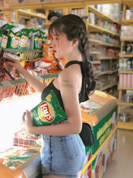 Ảnh gái mặc quần ngắn dạo phố mang phong cách trẻ trung và tươi tắn