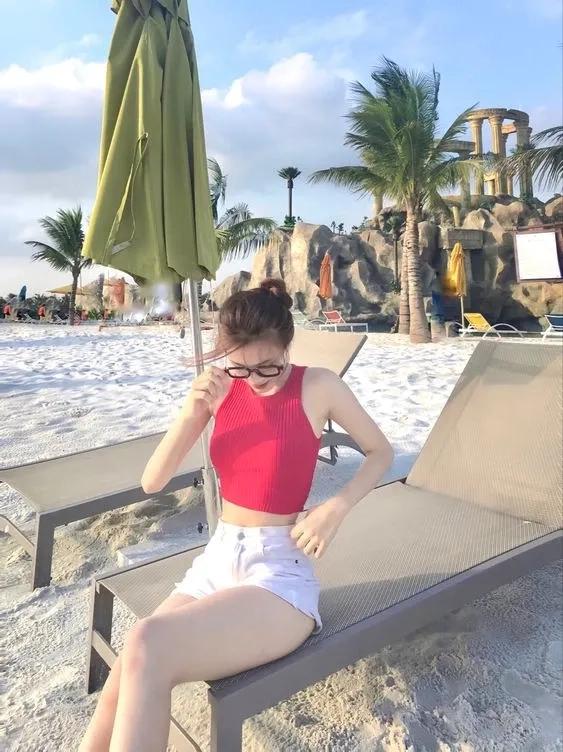 Ảnh gái mặc quần ngắn khoe chân dài với phong cách cuốn hút tinh tế