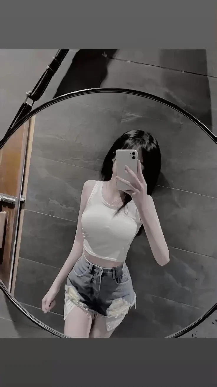 Ảnh gái mặc quần short đi biển thể hiện sự tự tin đầy sức sống