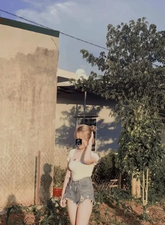 Ảnh gái mặc quần short đi chơi mang đến phong cách trẻ trung nổi bật