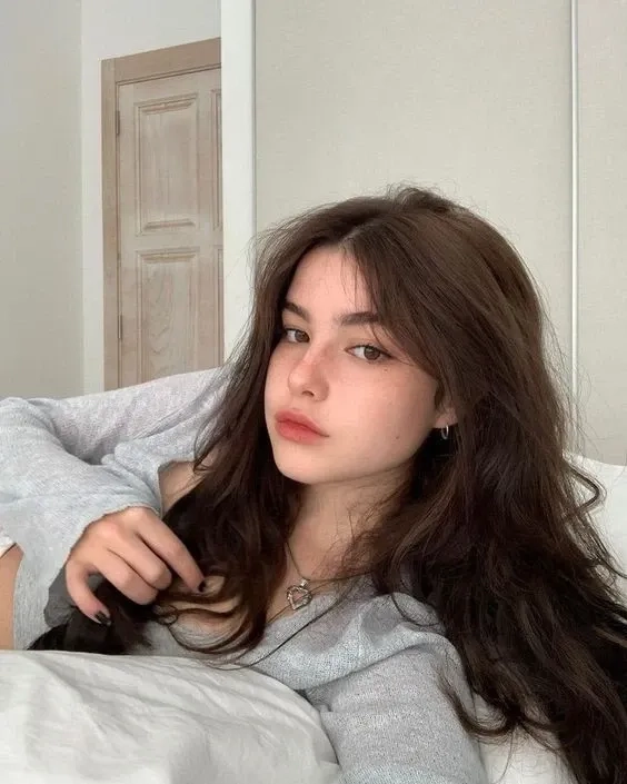 Hình ảnh hoa hậu Mỹ đăng quang thể hiện thần thái sang trọng và rạng rỡ