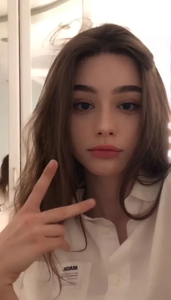 Ảnh hot girl Tây selfie với góc chụp tự nhiên và đáng yêu