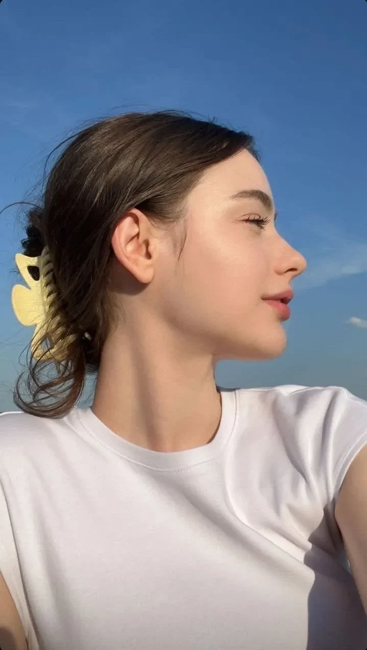 Hình nền gái Tây 4K với chi tiết sắc nét và màu sắc sống động