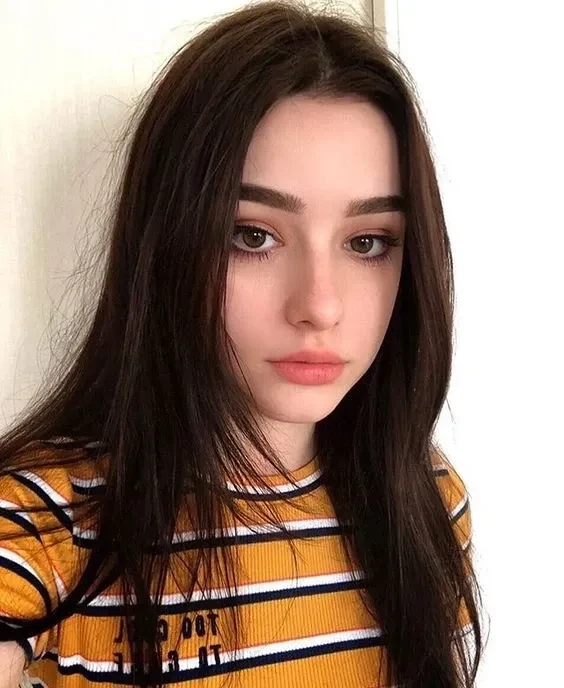 Ảnh hot girl Tây thời trang với phong cách hiện đại và năng động