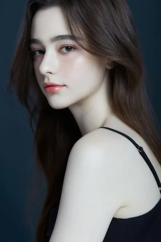 Ảnh gái Tây dễ thương với nụ cười tươi và ánh mắt hiền hòa