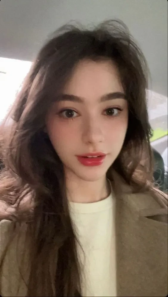 Ảnh gái Tây chụp ngoài trời với vẻ đẹp tự nhiên và năng động