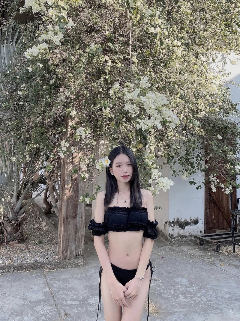 Gái xinh đeo kính mặc bikini, thu hút mọi ánh nhìn với vẻ đẹp cuốn hút