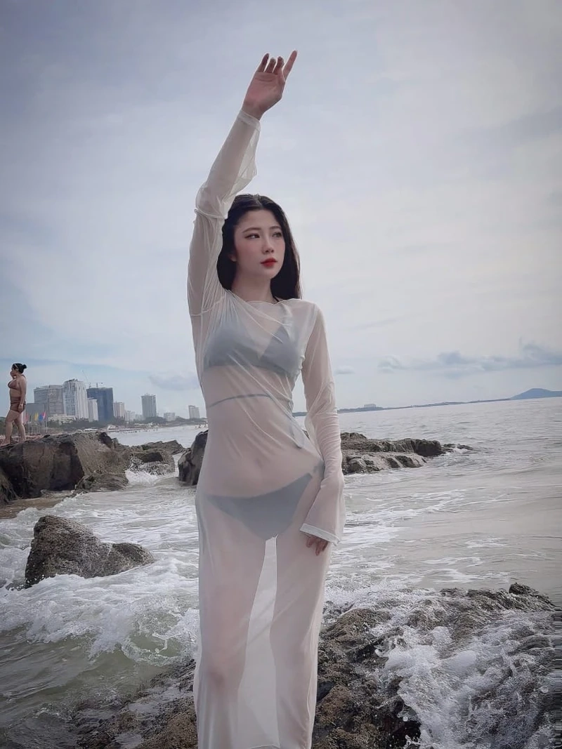 Hình gái xinh bikini, tạo ấn tượng mạnh mẽ với sắc đẹp đầy cuốn hút