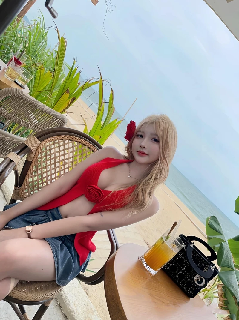 Hình gái xinh đeo mắt kính tóc dài rất ấn tượng