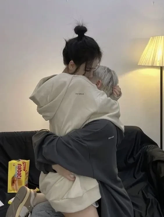 Hình ảnh tình yêu buồn thể hiện cảm xúc sâu lắng và cô đơn