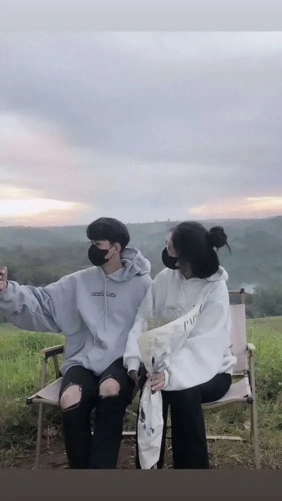 Hình ảnh tình yêu đơn phương với ánh mắt đầy tâm sự và lặng lẽ