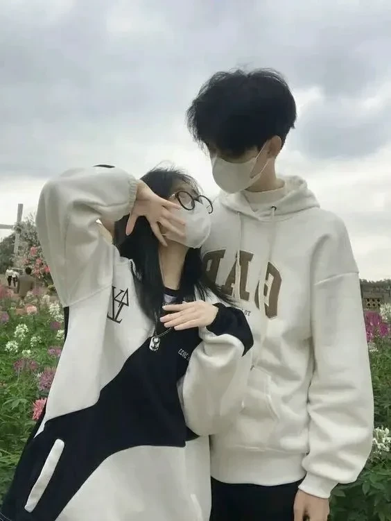 Hình ảnh tình yêu tan vỡ thể hiện cảm xúc buồn bã và tiếc nuối