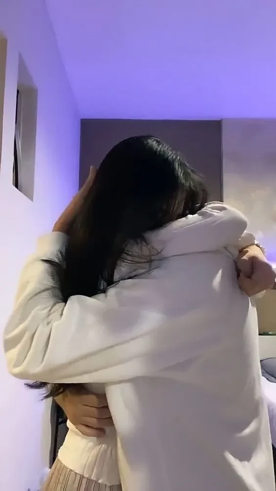 Ảnh đôi yêu nhau lãng mạn trong không gian đầy cảm xúc