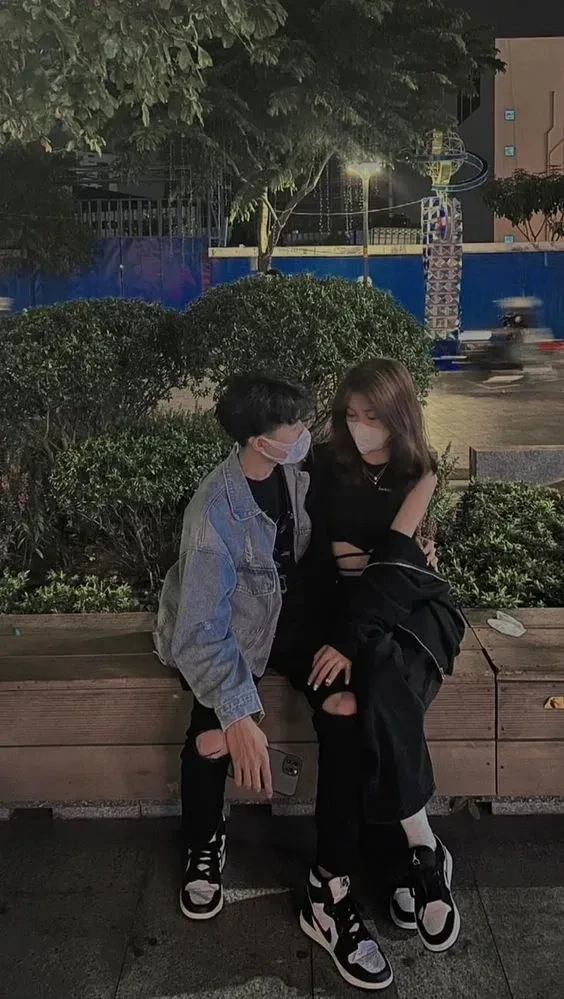 Hình nền cặp đôi nắm tay thể hiện sự gắn bó và đồng hành