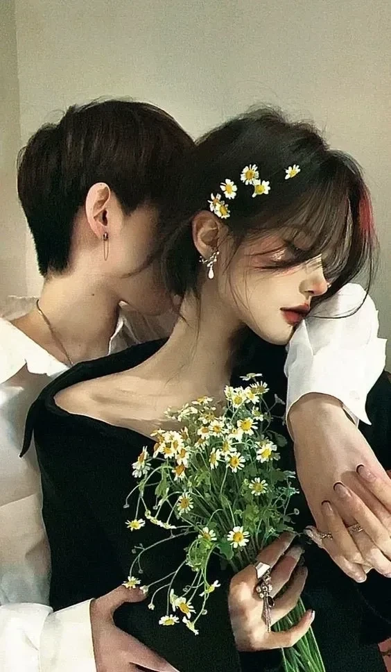 Hình ảnh cặp đôi ôm nhau tạo cảm giác ấm áp và gần gũi