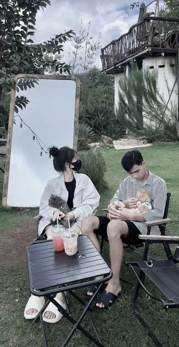 Ảnh đôi tình nhân dễ thương với ánh mắt đầy cảm xúc