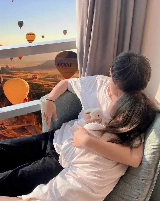 Ảnh đôi tình nhân nắm tay với sự gắn kết và đồng hành