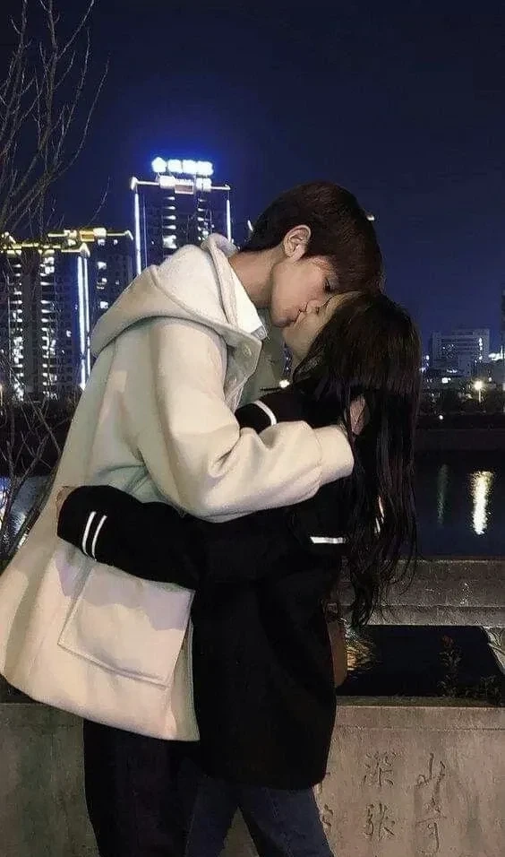 Ảnh đôi tình nhân ôm nhau trong khoảnh khắc đầy cảm xúc